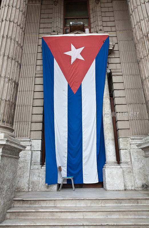一面古巴国旗挂在国会大厦入口处