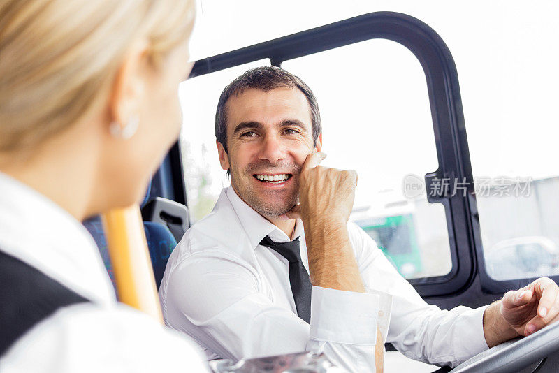 巴士司机在和乘客说话。
