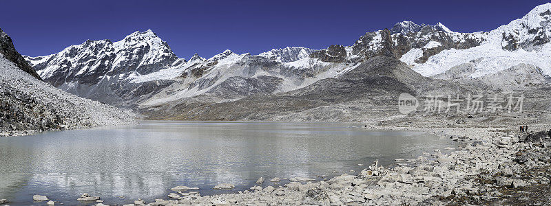 登山者徒步穿越喜马拉雅荒野全景尼泊尔