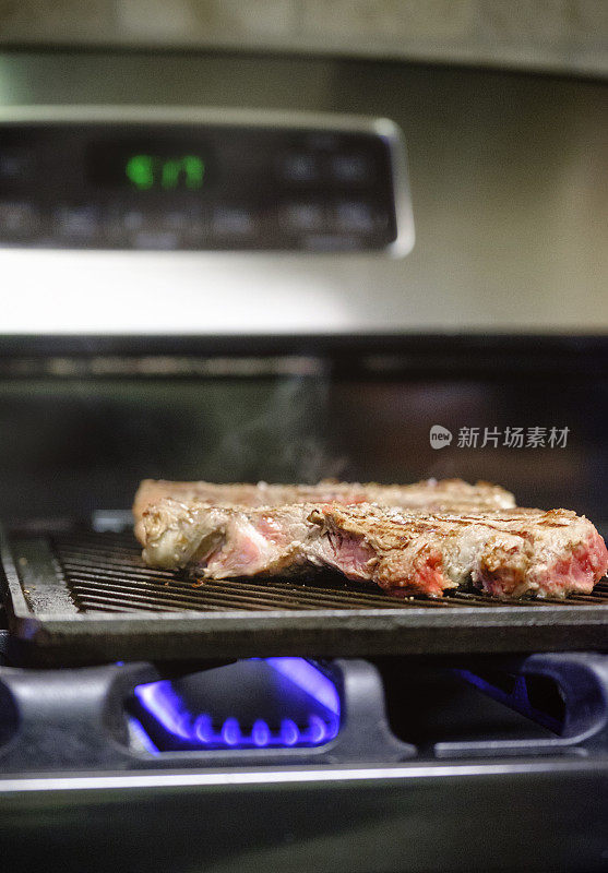 在炉子上烹饪牛排