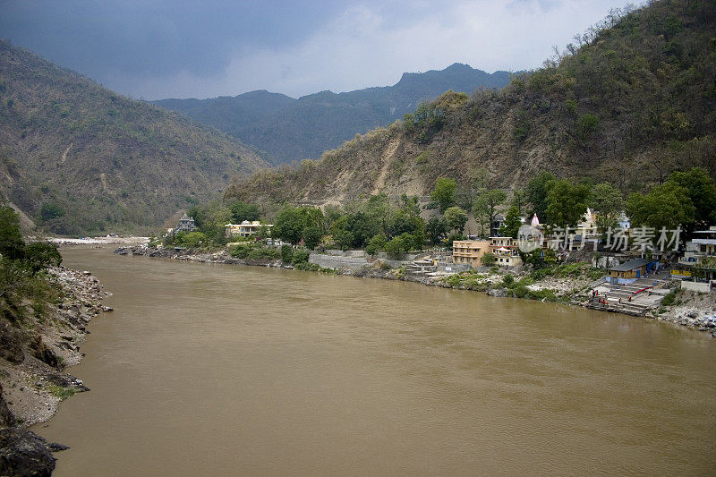 圣河恒河横贯印度哈德瓦尔市