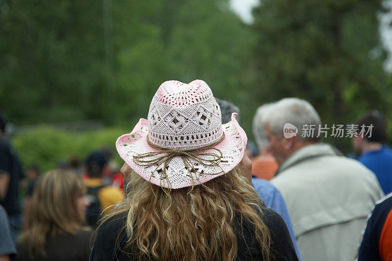 粉色帽子的节日参加者