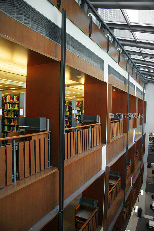 现代图书馆中庭