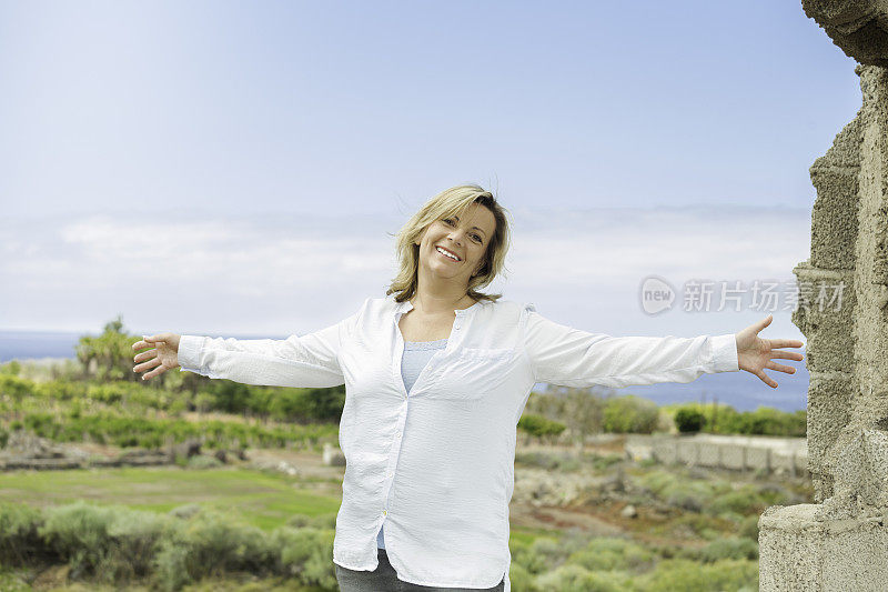 美丽成熟的超重女人享受户外自由