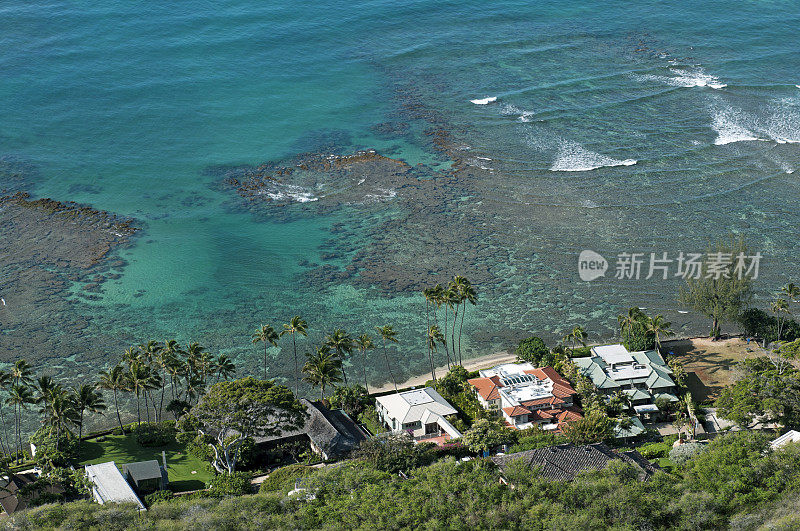 瓦胡岛火山口底部海岸上的房屋