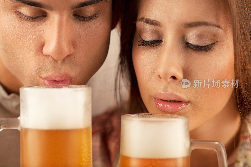 相爱的情侣喝啤酒