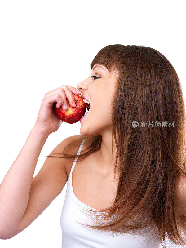 女孩咬了一口苹果。