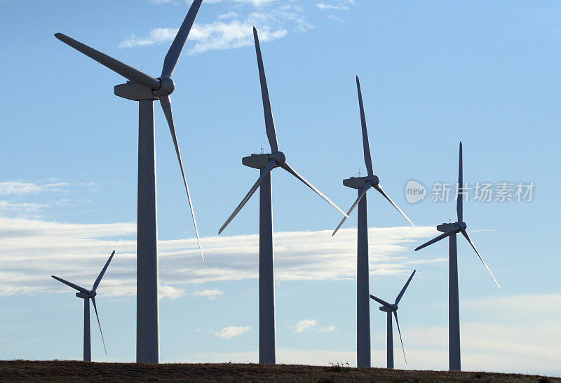 日落时分，科罗拉多州风电场中的风力涡轮机
