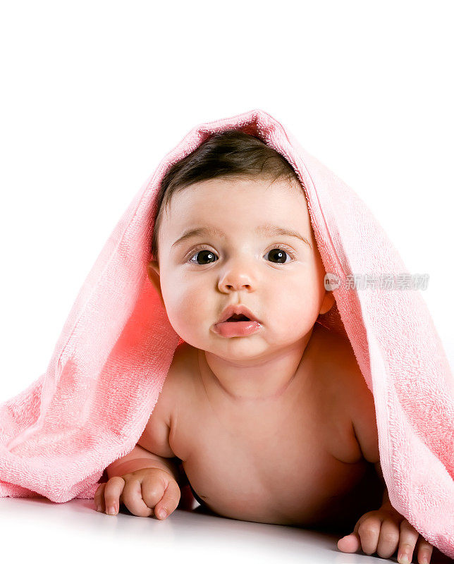 粉色毯子下的婴儿
