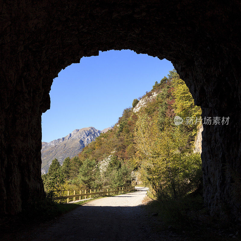 透过粗糙的隧道看到的山景