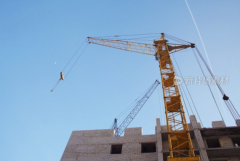 施工现场有起重机和建筑物