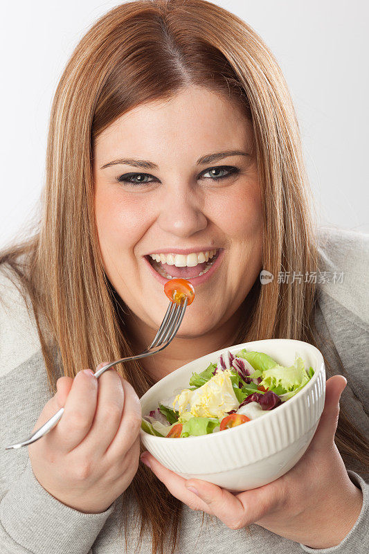 吃沙拉的快乐女人