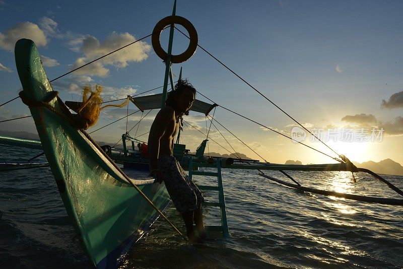 和他在菲律宾的传统的班卡支腿船