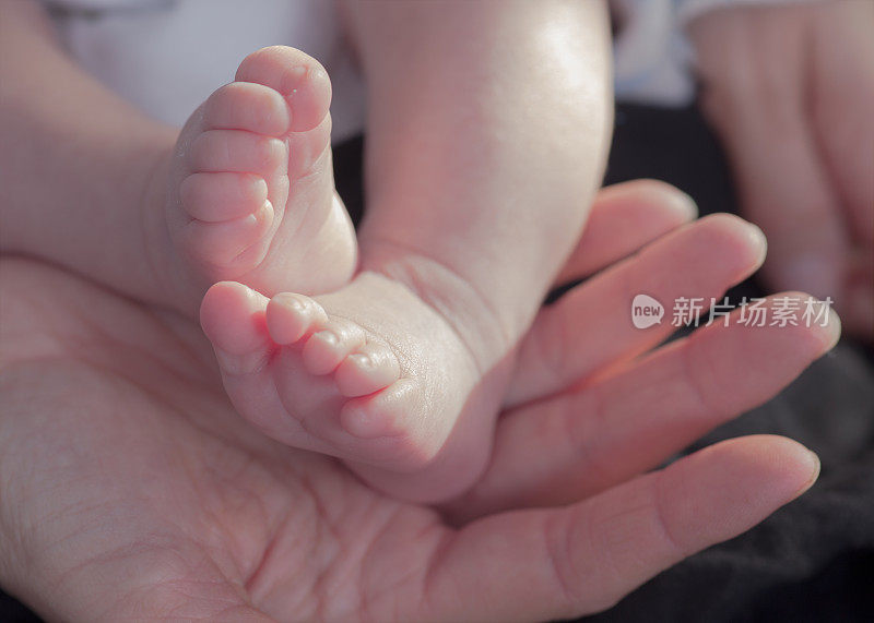 抓住新生婴儿的脚