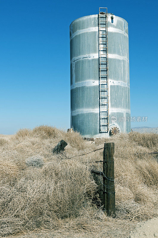 在加利福尼亚中部，风滚草堆积在水塔周围