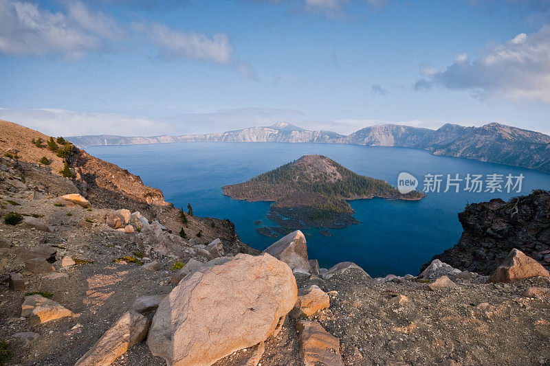 傍晚的火山口湖