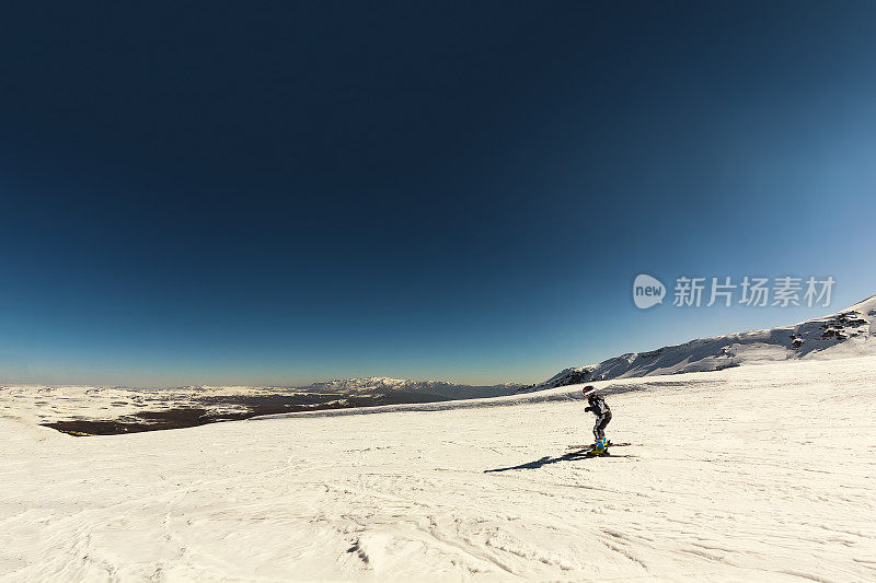 一个阳光明媚的小女孩在滑雪