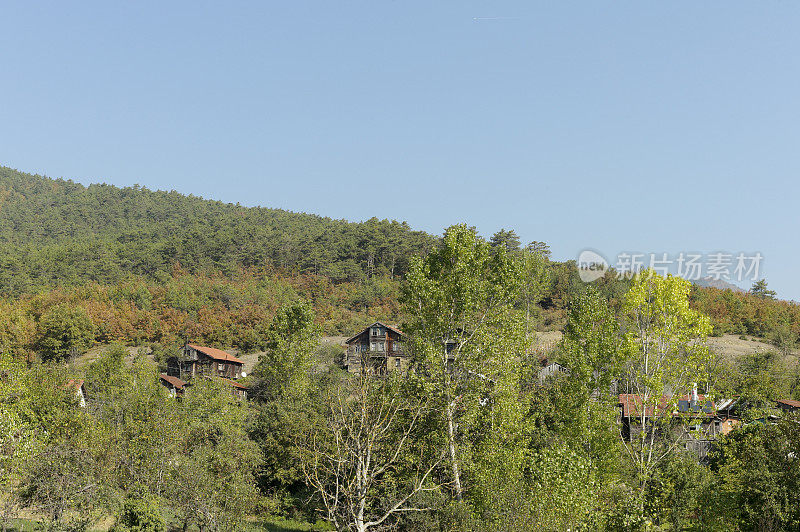 土耳其萨卡雅附近有木屋的山村