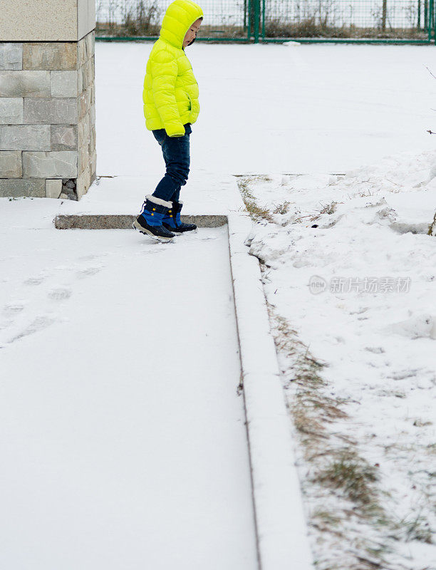 男孩在雪中行走