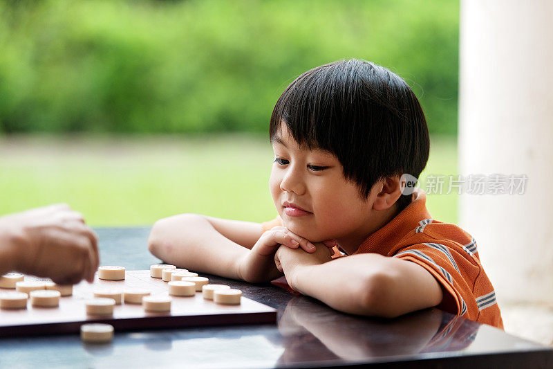 爷爷和孙子在玩象棋