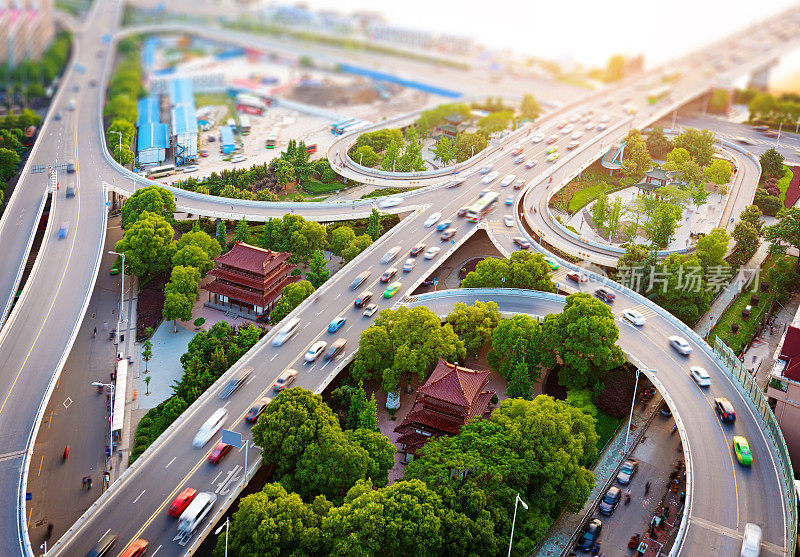 俯瞰上海高架路上模糊的车辆运动