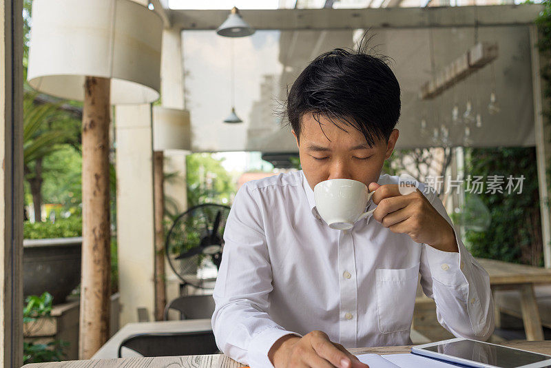 那个人看着手里的咖啡杯在想