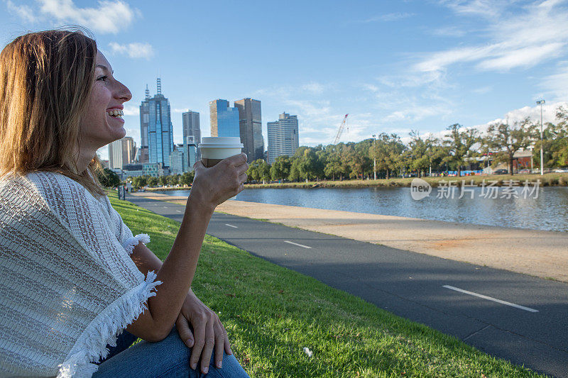年轻女子在澳大利亚墨尔本的雅拉河边喝咖啡