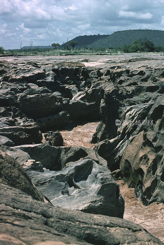 肯尼亚察沃东加拉纳河，1986年