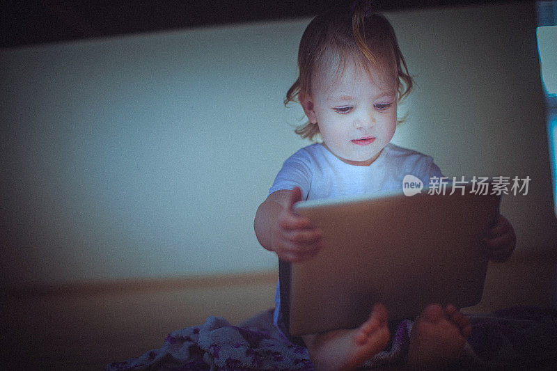 小女孩在看数字平板电脑。