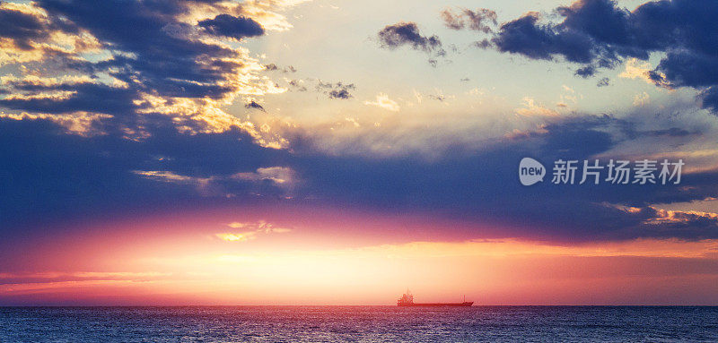 日落时的海上油船