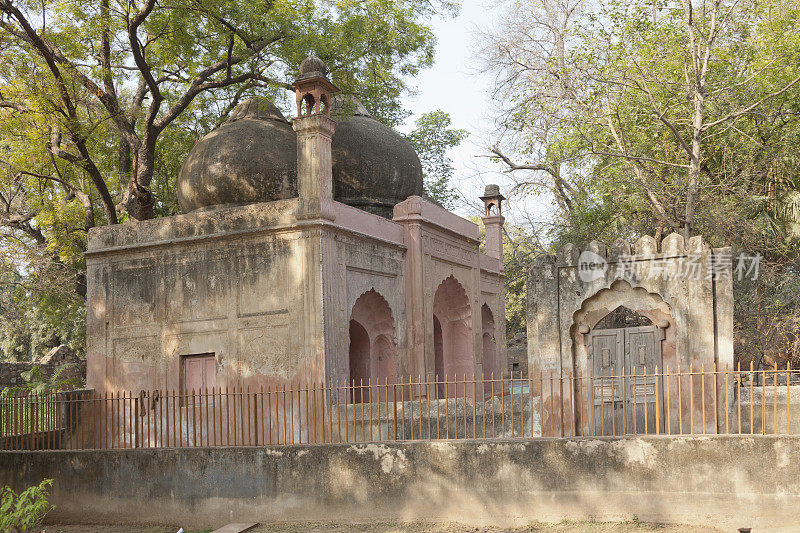 印度新德里库塔布米纳尔的旧废墟