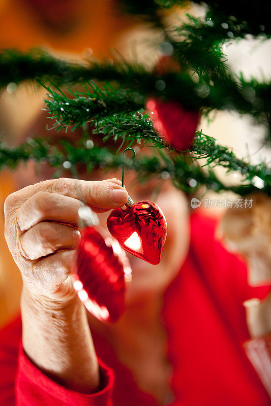 老妇人在装饰圣诞树