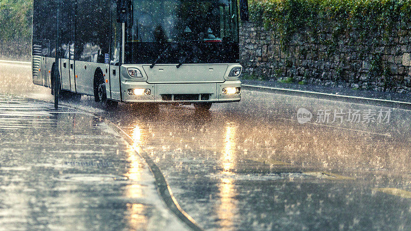 在雨天开公共汽车