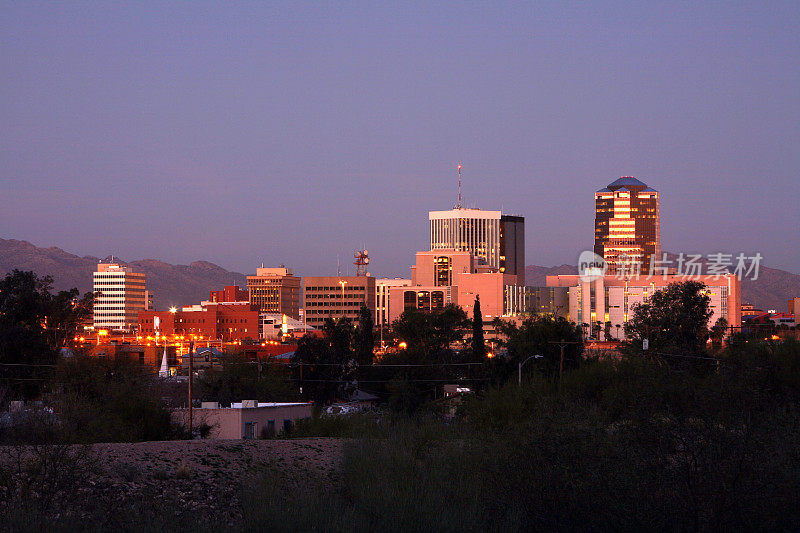 发光的图森亚利桑那州市中心在黄昏