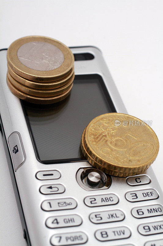 一个银色手机上印着两枚欧元硬币