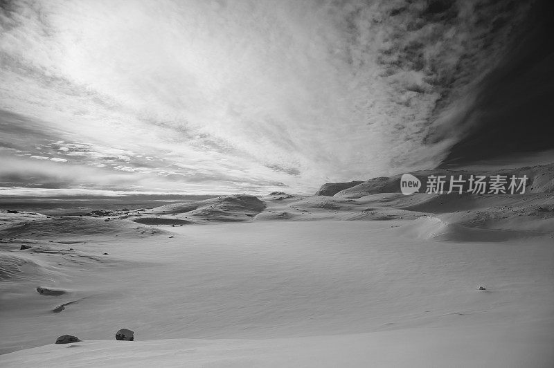 冬天，挪威白雪覆盖的高山上，壮观的天空