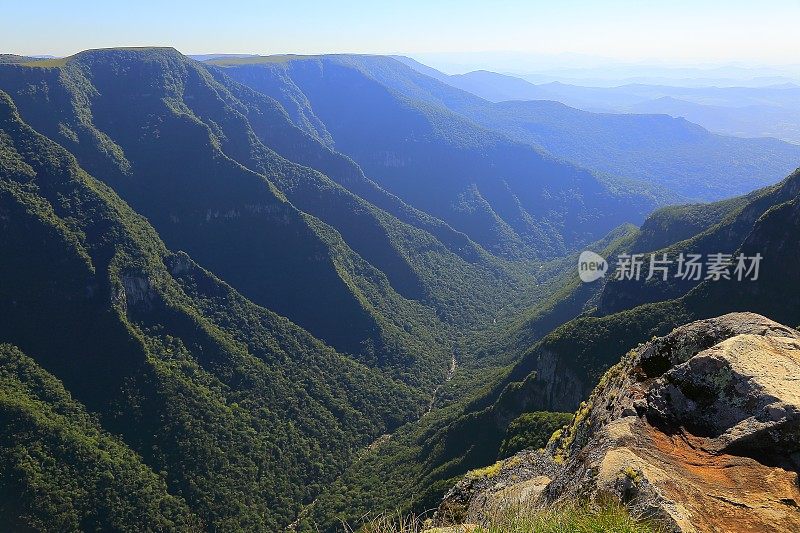 福塔莱萨峡谷，令人印象深刻的山脉日出，巴西南部