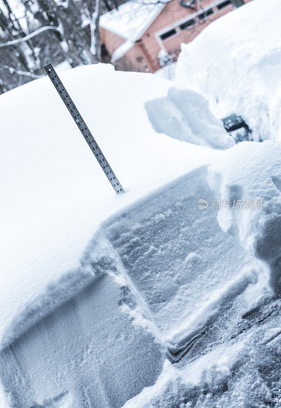 测量汽车引擎盖上冬季积雪的尺度