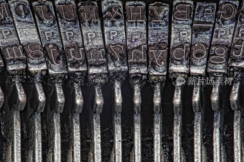特写的老式打字机罢工显示字母