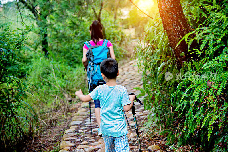 母子在森林里徒步旅行