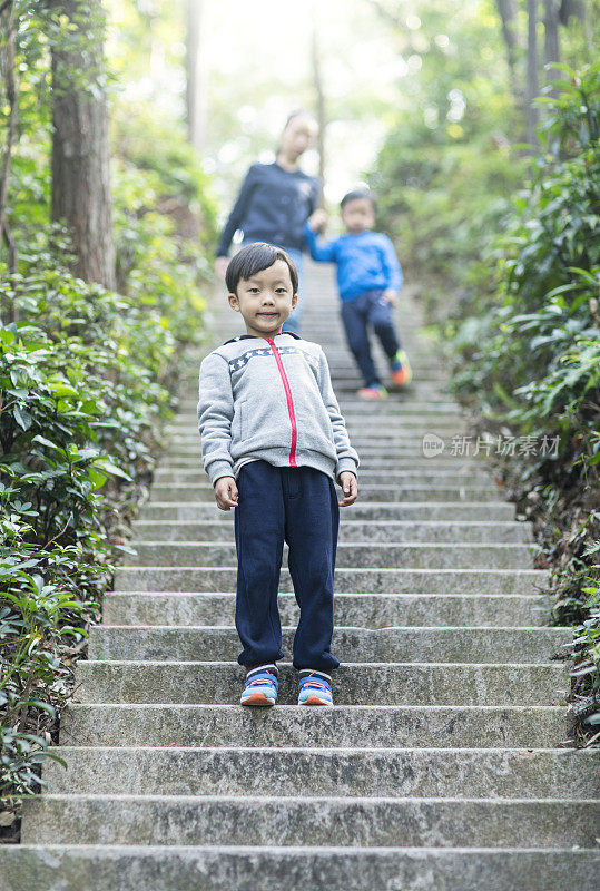 亚洲小孩在山上徒步旅行