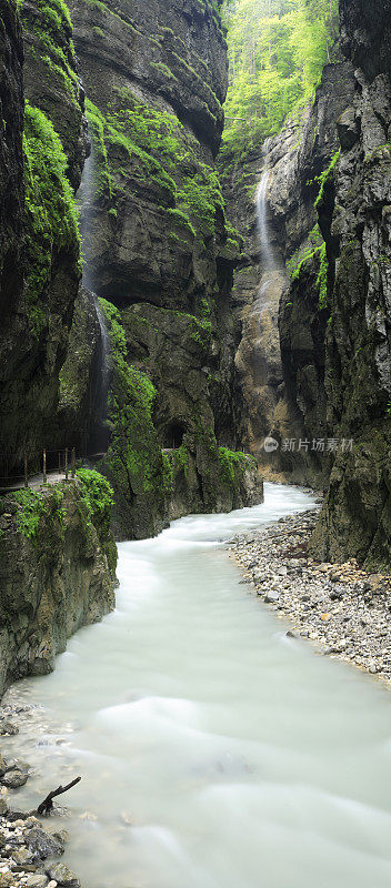 野山河在狭窄的峡谷