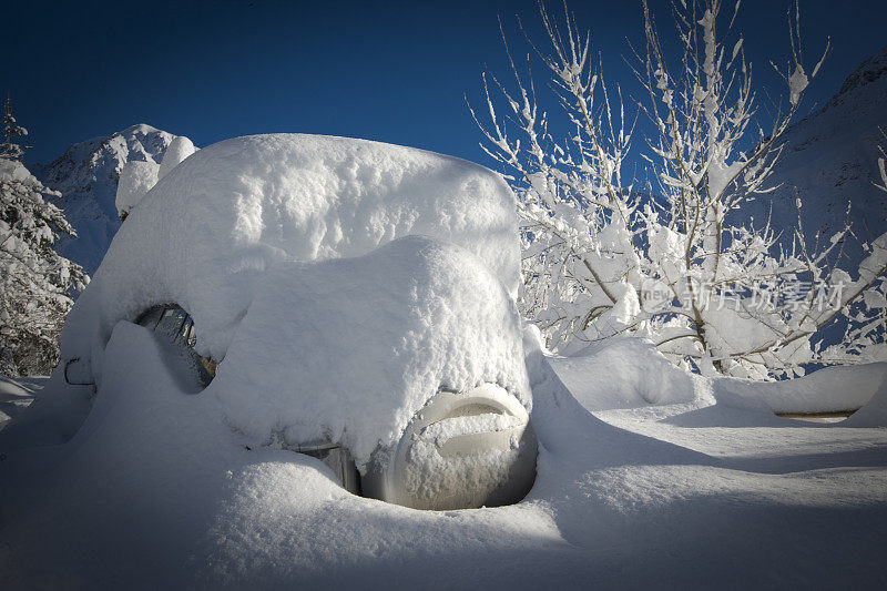 下雪后的车