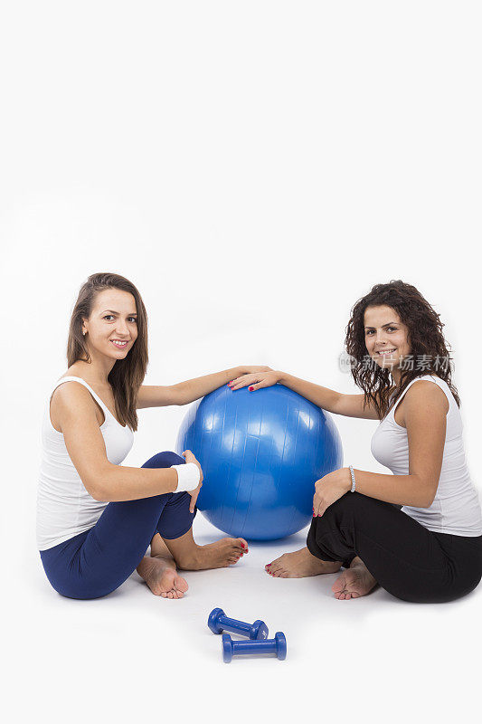 女性朋友在健身俱乐部锻炼