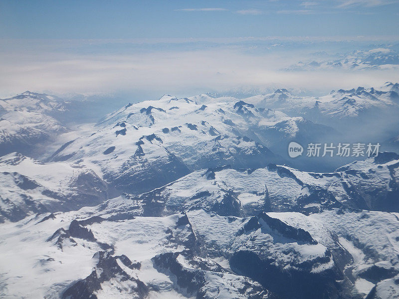 冰雪覆盖了崎岖的高山