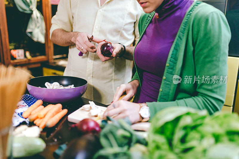 夫妇准备食物