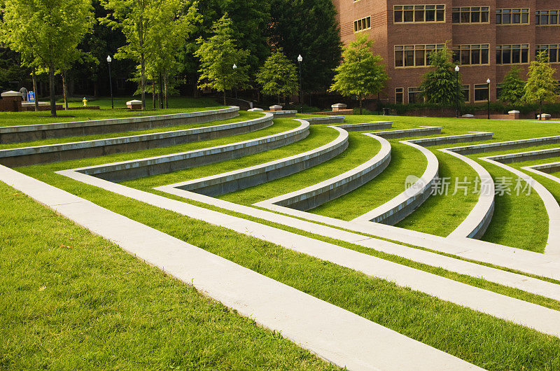 绿草草坪与一排排的台阶在一个公园