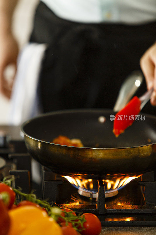 在煎锅里用勺子搅拌的食物