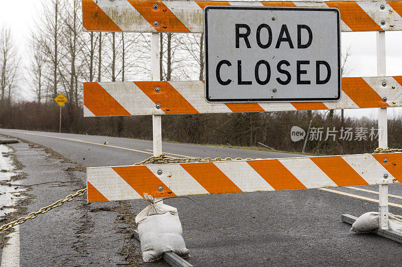 被锁住的路障道路封闭标志在道路淹水