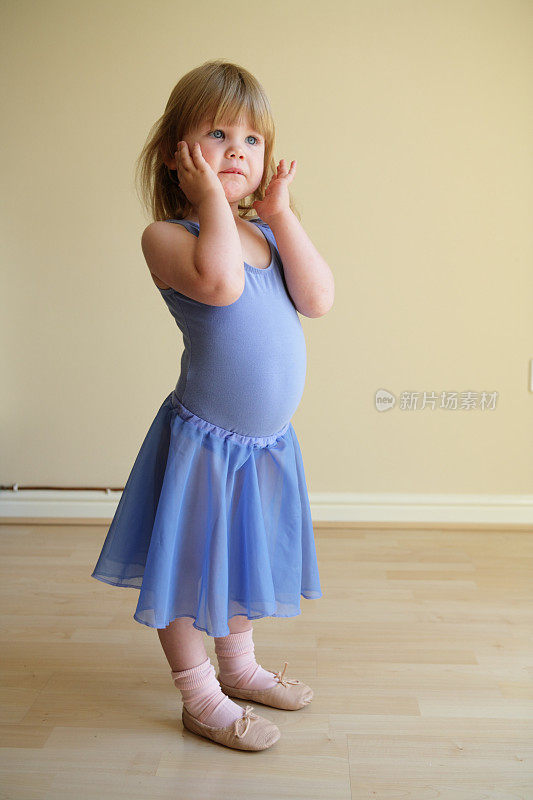 芭蕾课上的小女孩